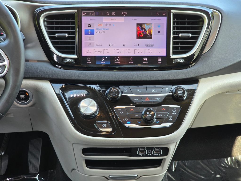 Used 2024 Chrysler Pacifica Touring-L FWD image 33