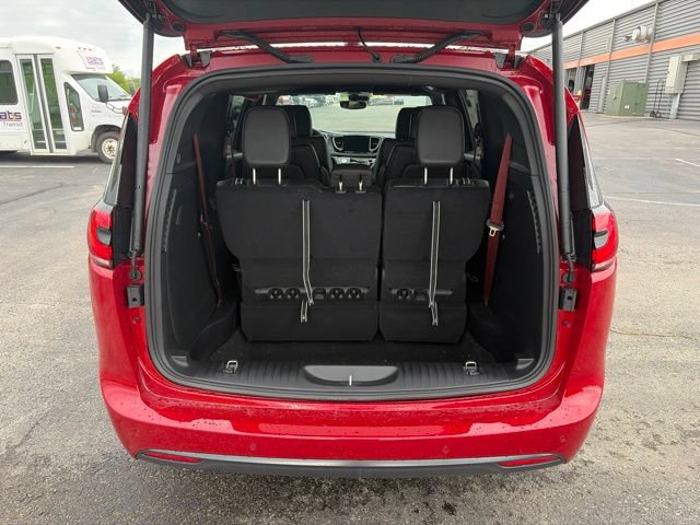 New 2027 Chrysler Pacifica Select AWD/4WD image 8