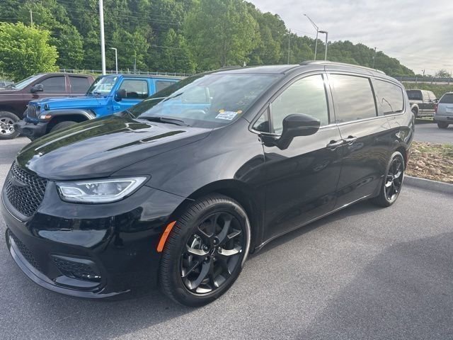 Used 2025 Chrysler Pacifica Limited FWD image 2
