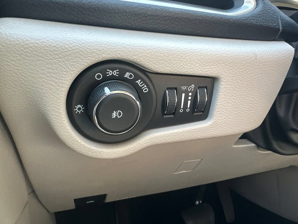 Used 2017 Chrysler Pacifica Limited FWD image 25