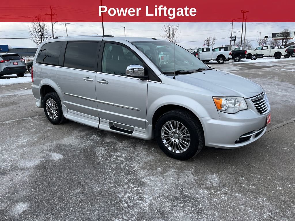 Used 2011 Chrysler Town & Country Limited image 9