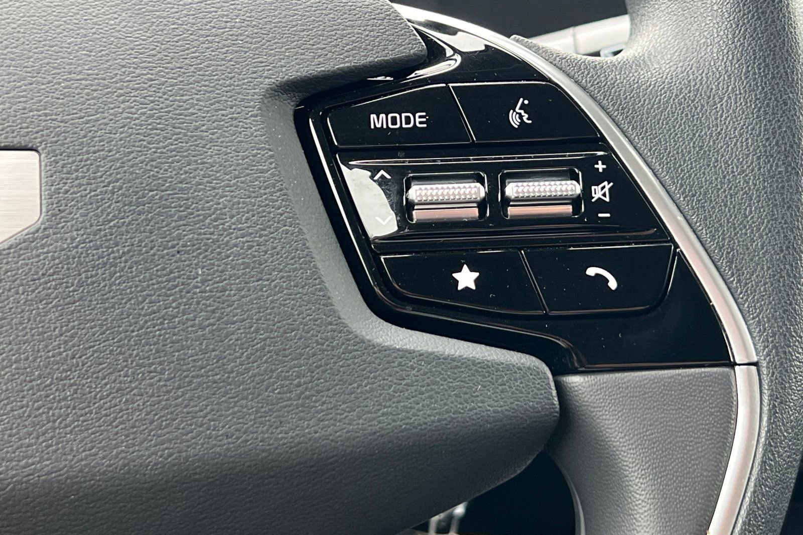 Used 2025 Kia Niro LX image 26