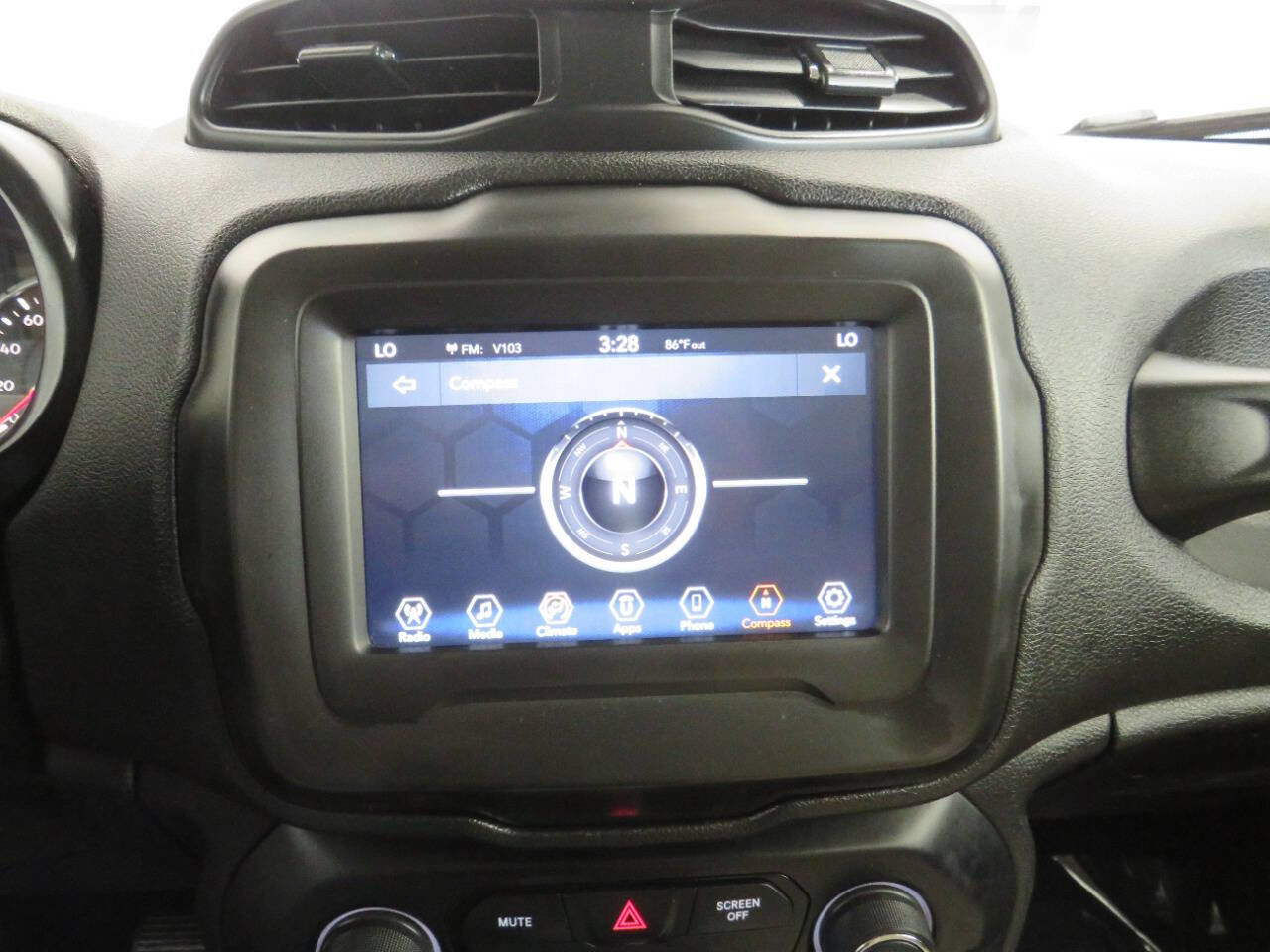 Used 2018 Jeep Renegade Latitude FWD image 23
