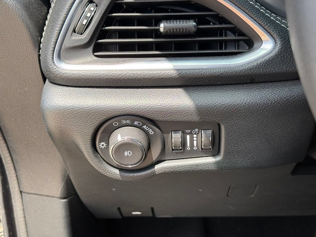 Used 2025 Chrysler Pacifica Limited FWD image 18