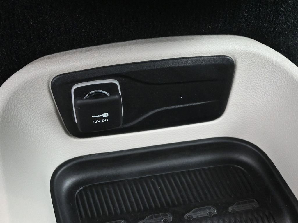 Used 2023 Chrysler Pacifica Touring-L image 4