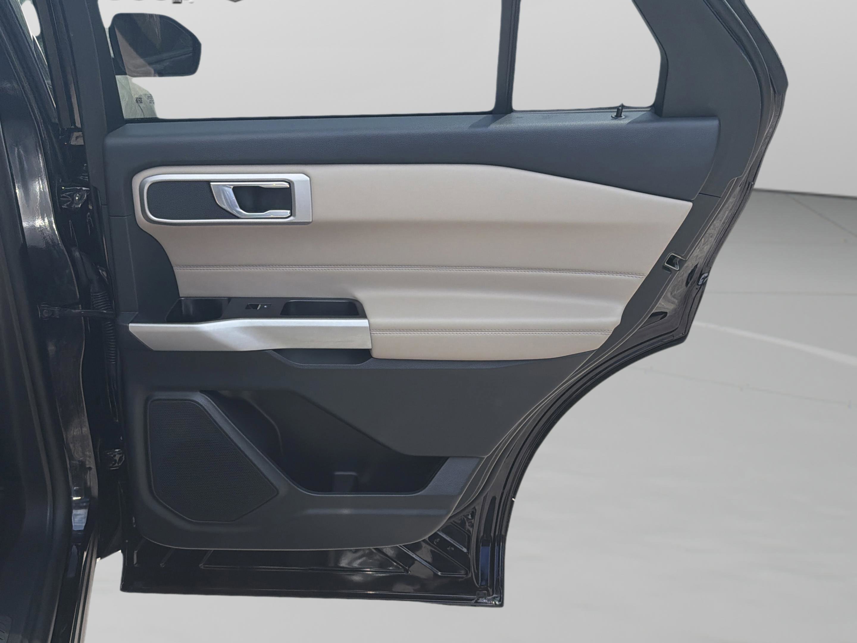 Used 2024 Ford Explorer XLT AWD/4WD image 24