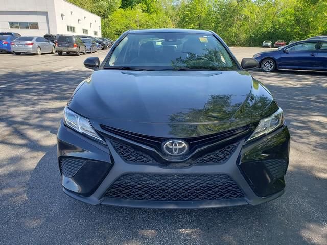 Used 2020 Toyota Camry SE w/ Blackout Package FWD image 5