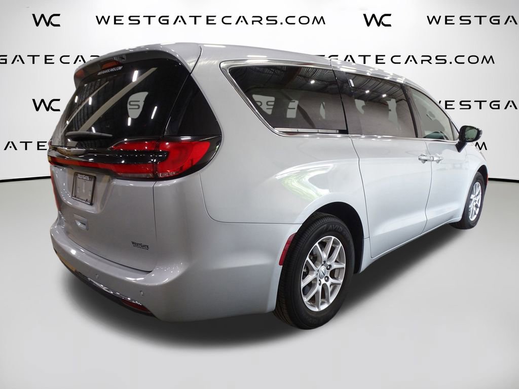 Used 2024 Chrysler Pacifica Touring-L image 50