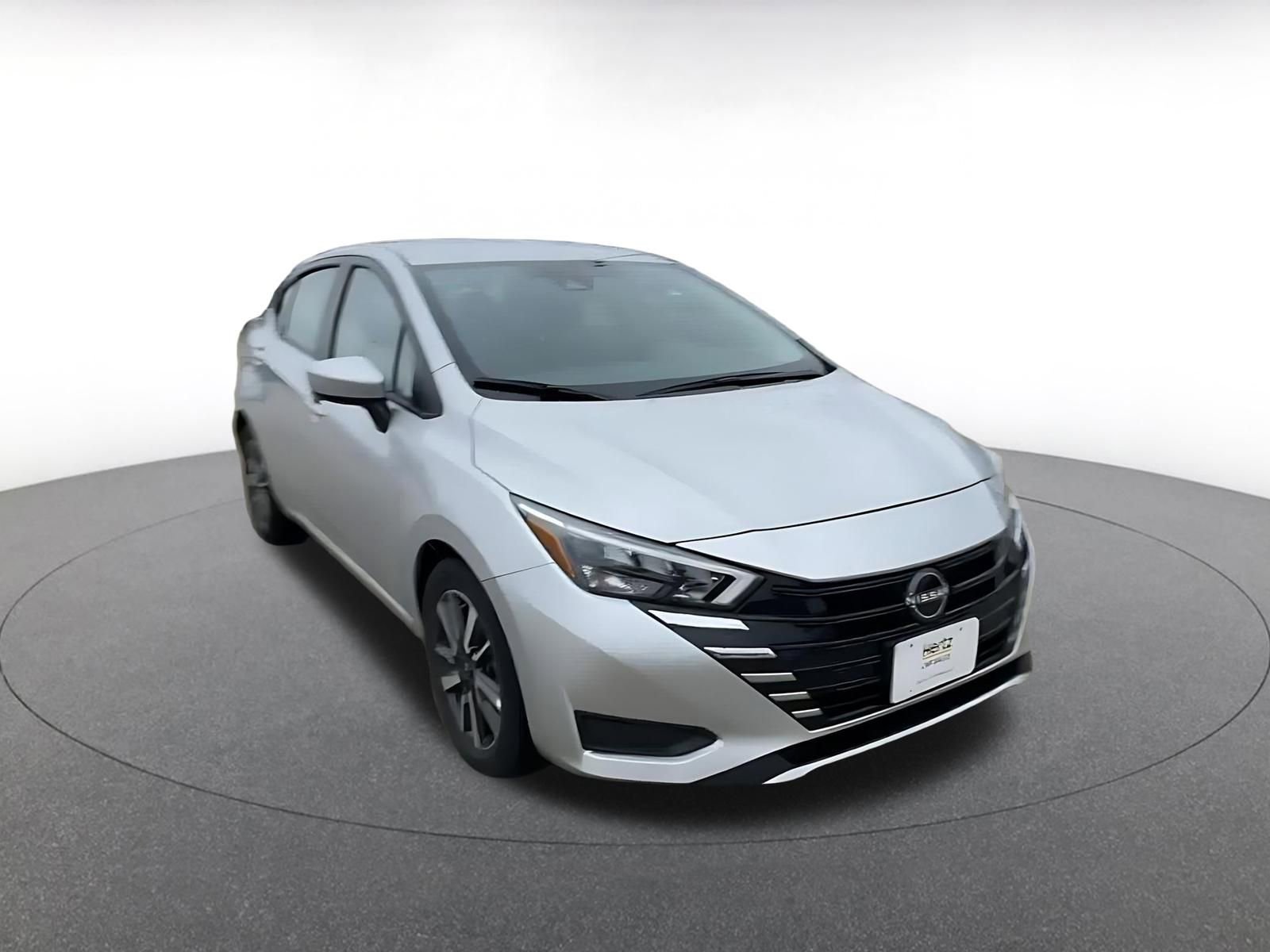 Used 2025 Nissan Versa SV image 3