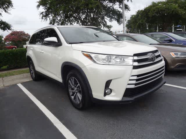 Used 2019 Toyota Highlander XLE FWD image 3