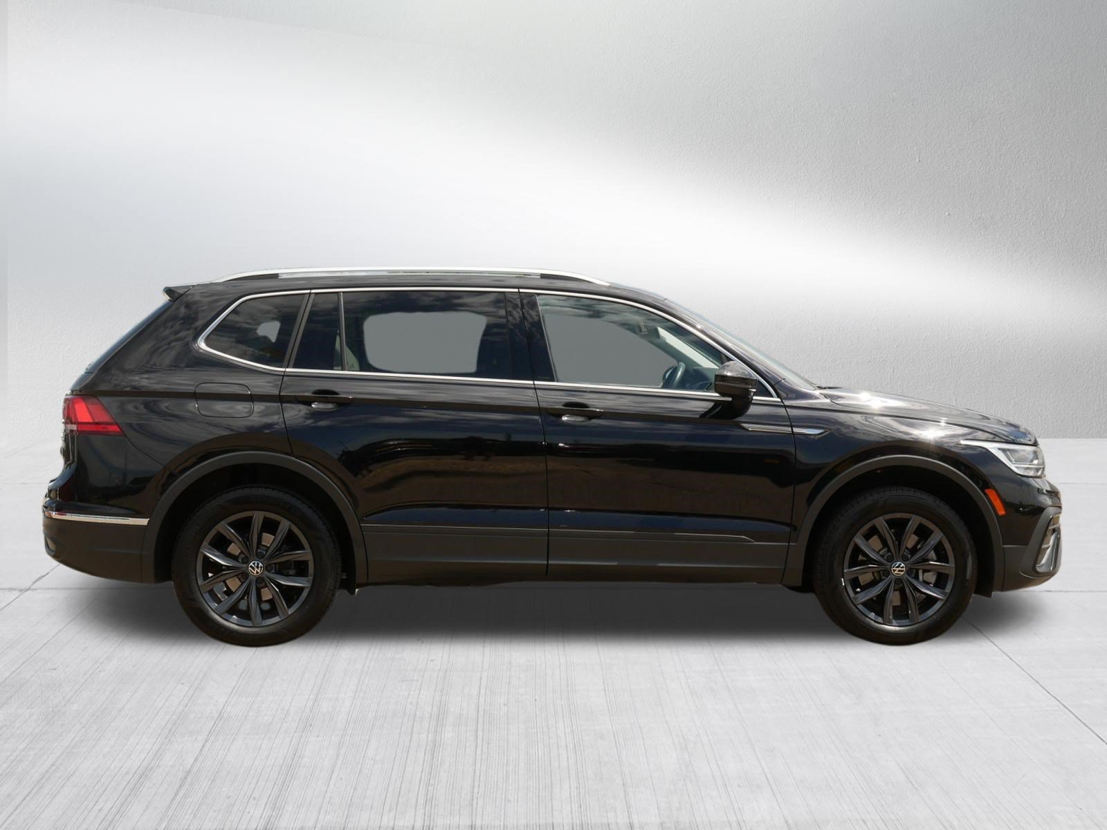 Used 2022 Volkswagen Tiguan SE w/ Panoramic Sunroof Package AWD/4WD image 8