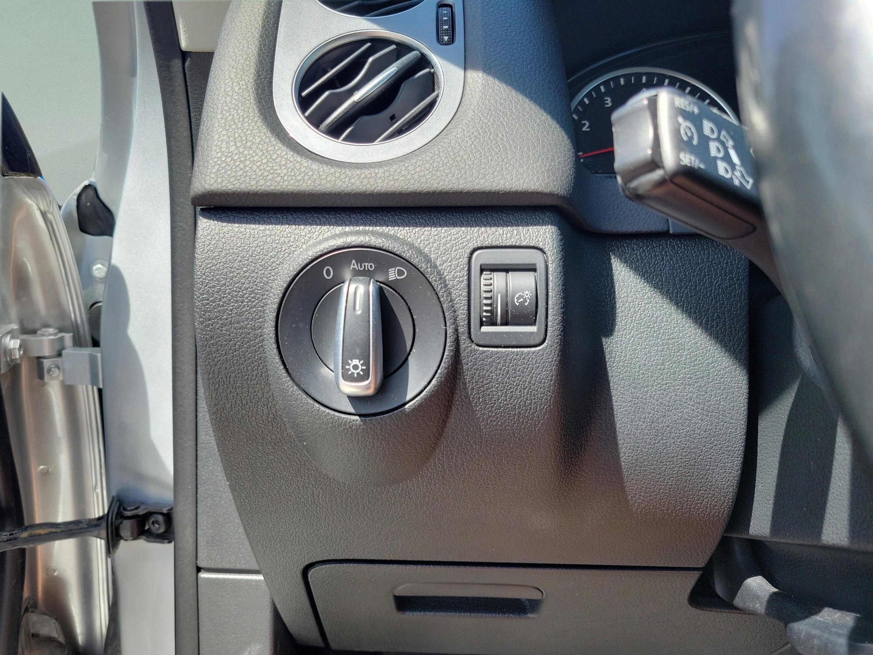 Used 2017 Volkswagen Tiguan S image 10