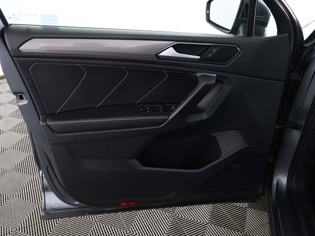 Used 2023 Volkswagen Tiguan SE w/ Panoramic Sunroof Package image 24