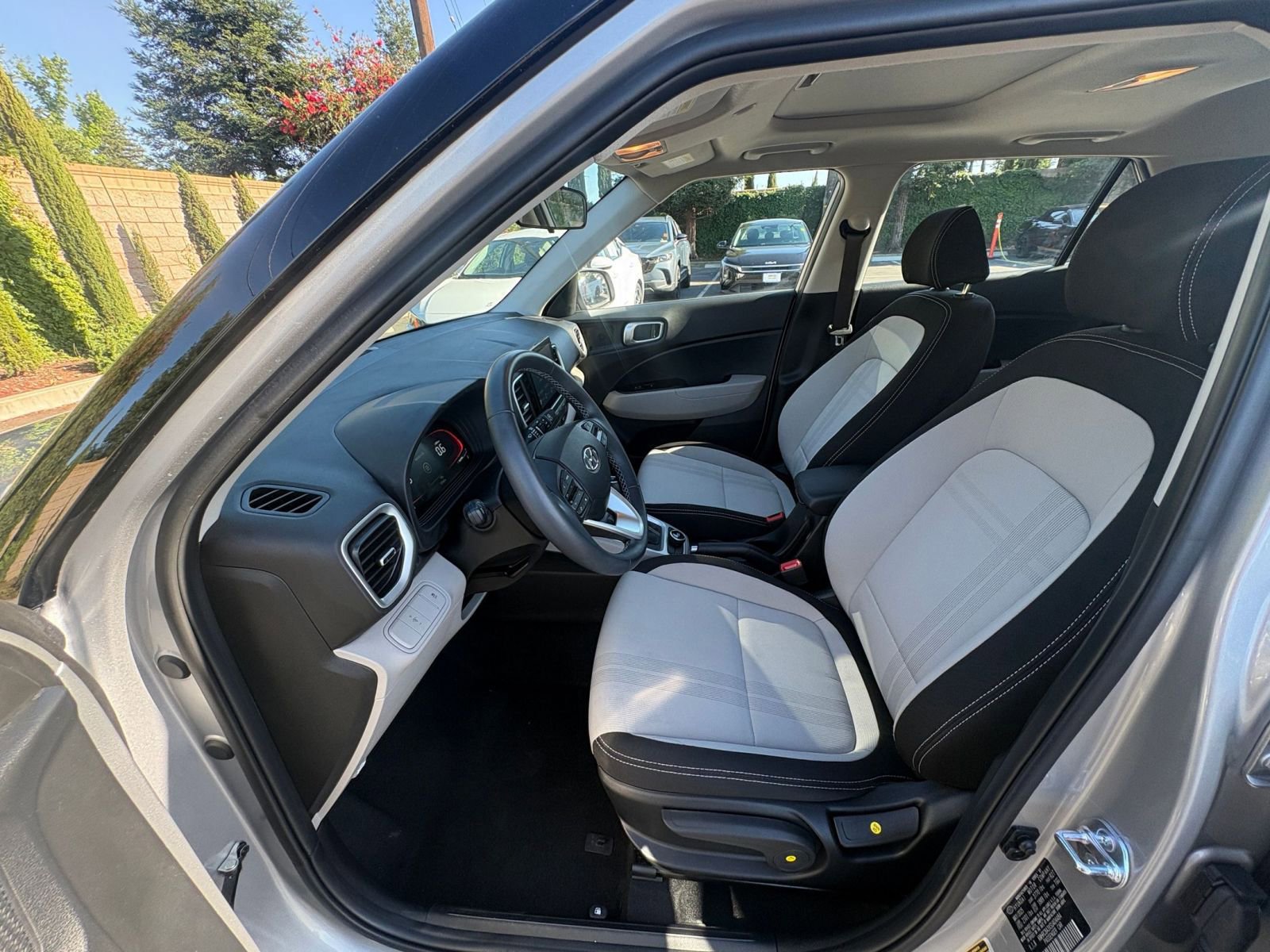 Used 2025 Hyundai Venue SEL image 27