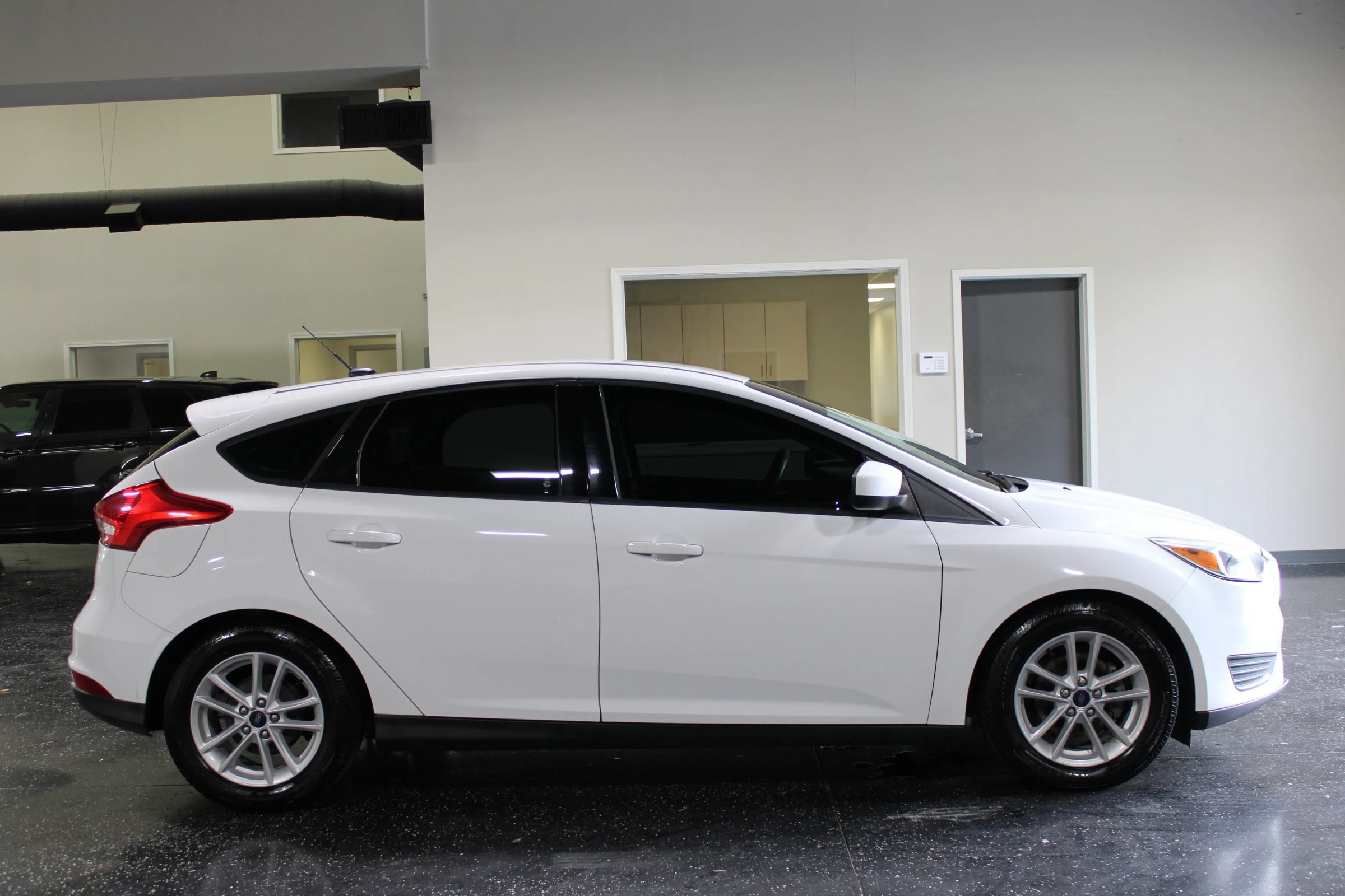 Used 2018 Ford Focus SE FWD image 2