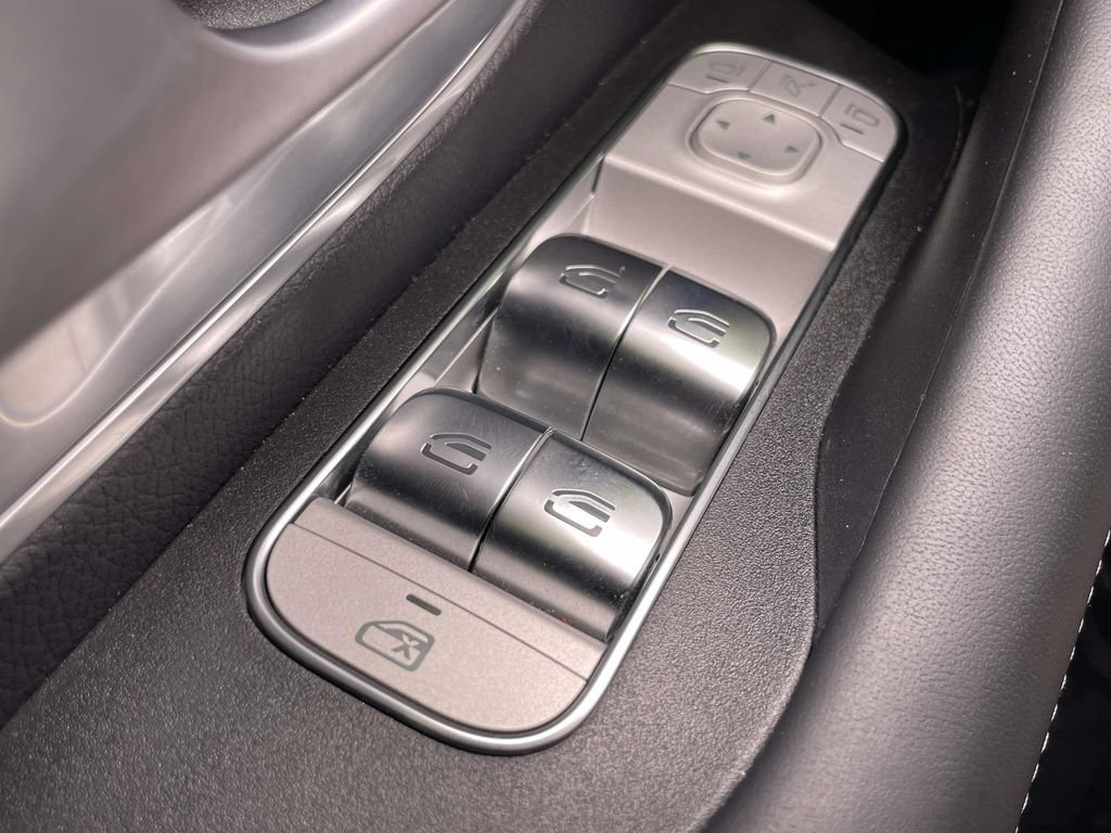 Used 2025 Mercedes-Benz GLS 580 4MATIC image 32