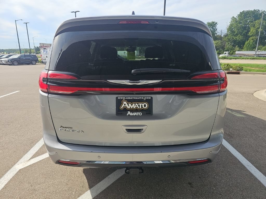 Used 2021 Chrysler Pacifica Touring FWD image 4