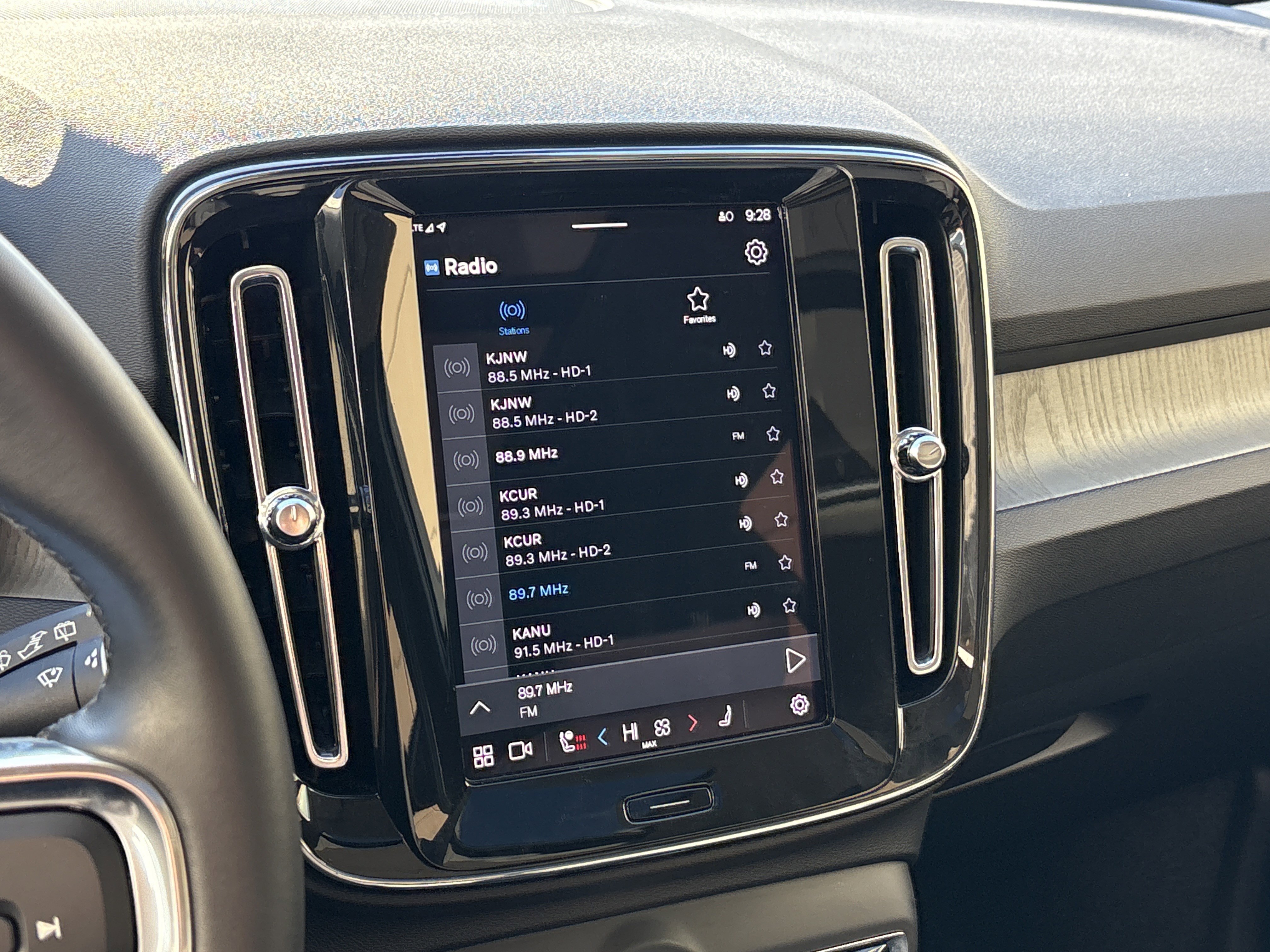 Used 2025 Volvo XC40 B5 Core image 23