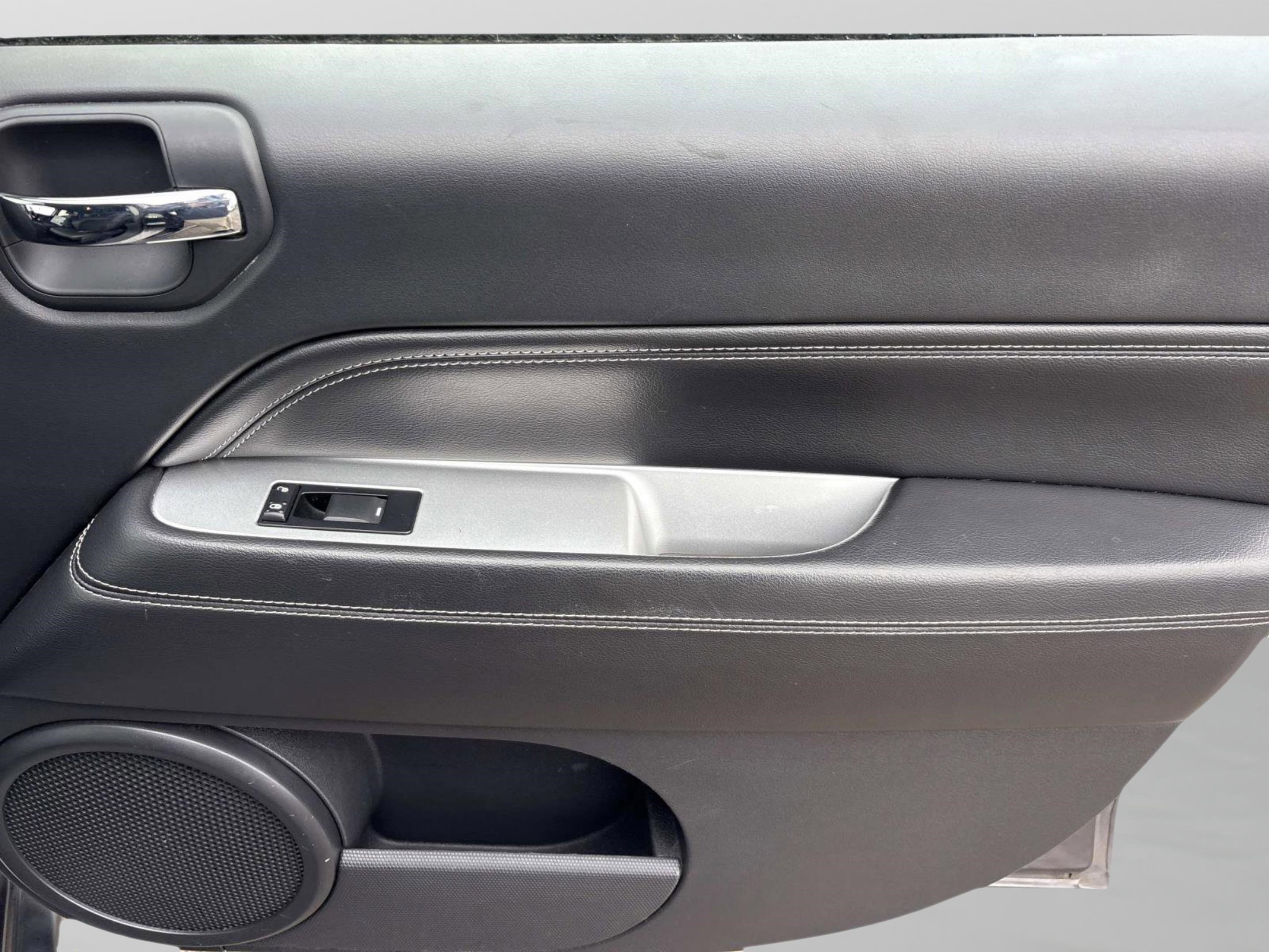 Used 2016 Jeep Compass Latitude image 21