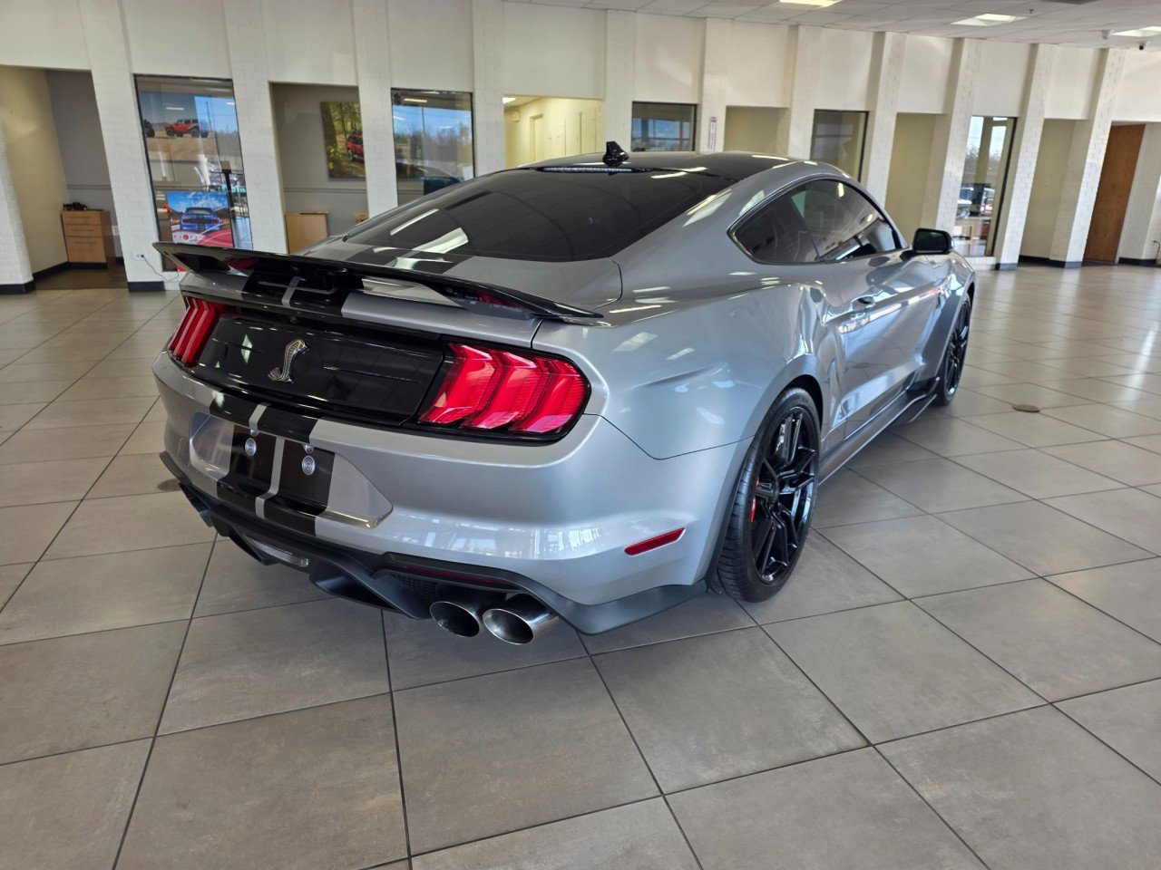 Used 2022 Ford Mustang Shelby GT500 w/ Technology Package image 11