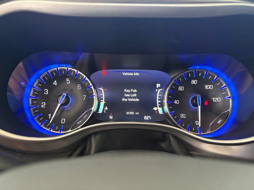 Used 2025 Chrysler Pacifica Select FWD image 7