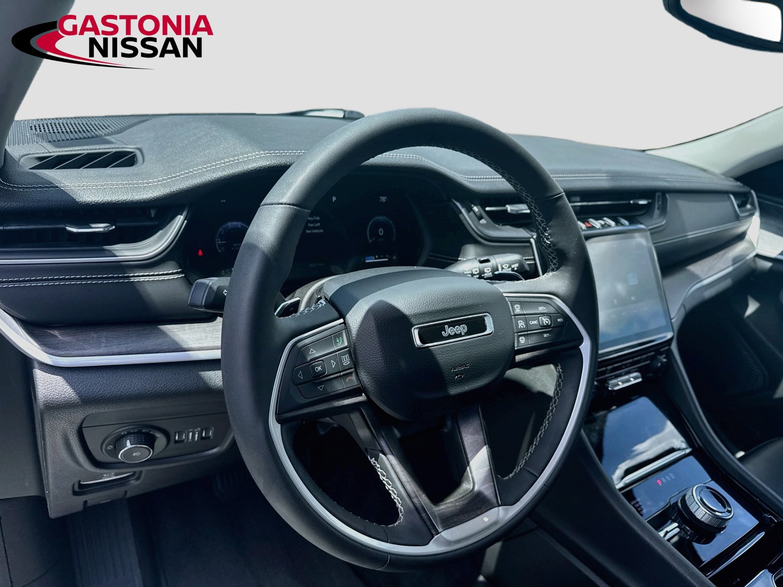 Used 2023 Jeep Grand Cherokee Limited AWD/4WD image 11