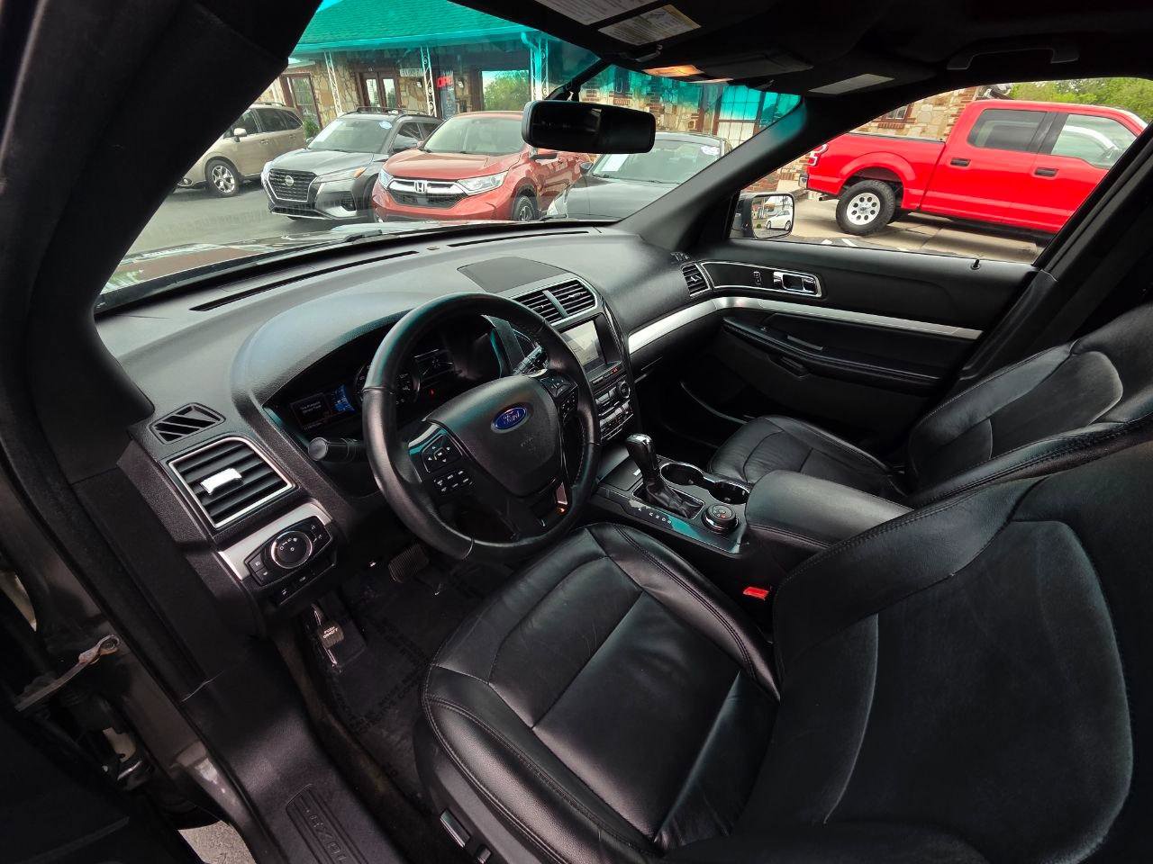 Used 2017 Ford Explorer XLT w/ Equipment Group 202A image 12