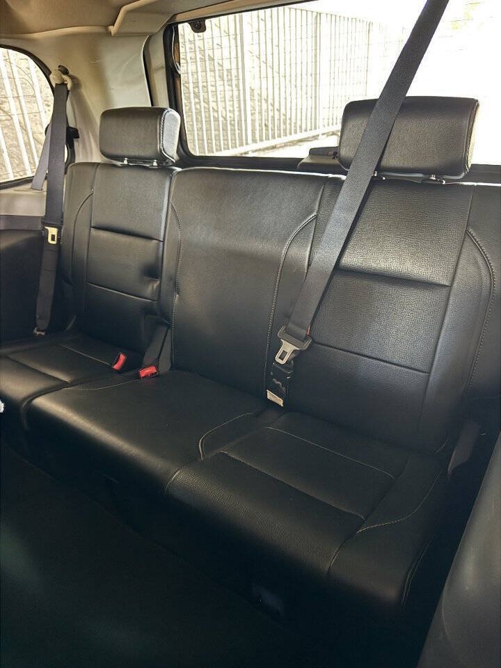 Used 2010 Nissan Armada Titanium RWD image 18