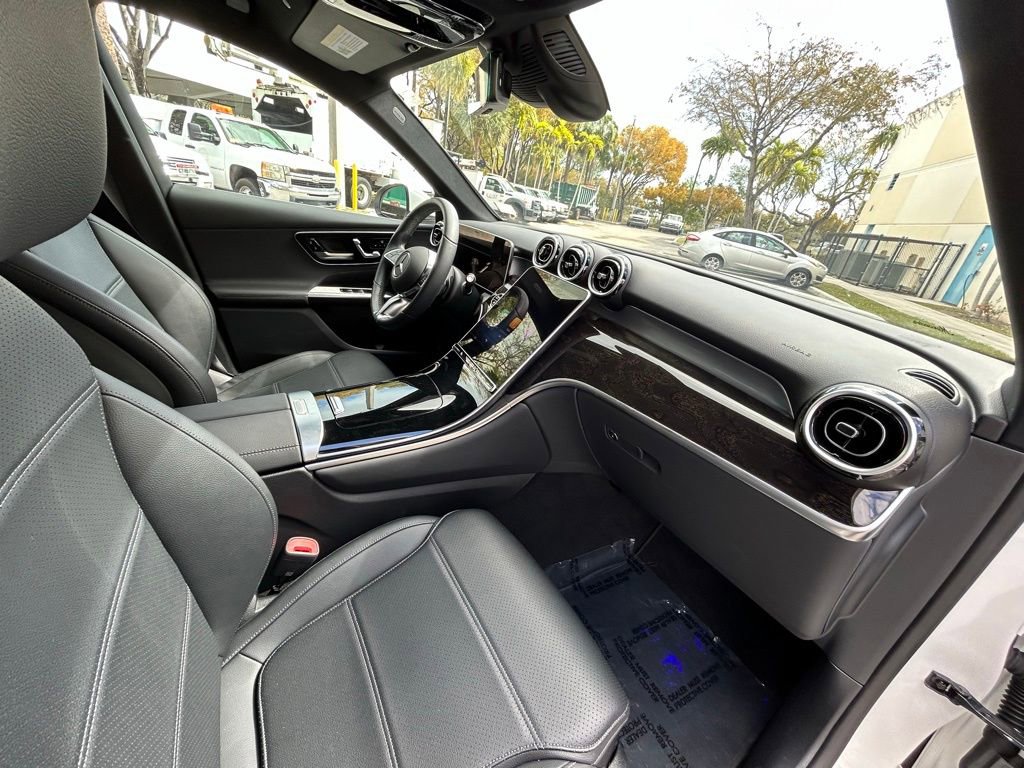 Used 2025 Mercedes-Benz GLC 300 4MATIC image 32