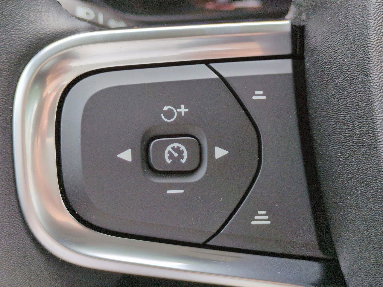 New 2025 Volvo XC40 B5 Core w/ Protection Package Premier image 24