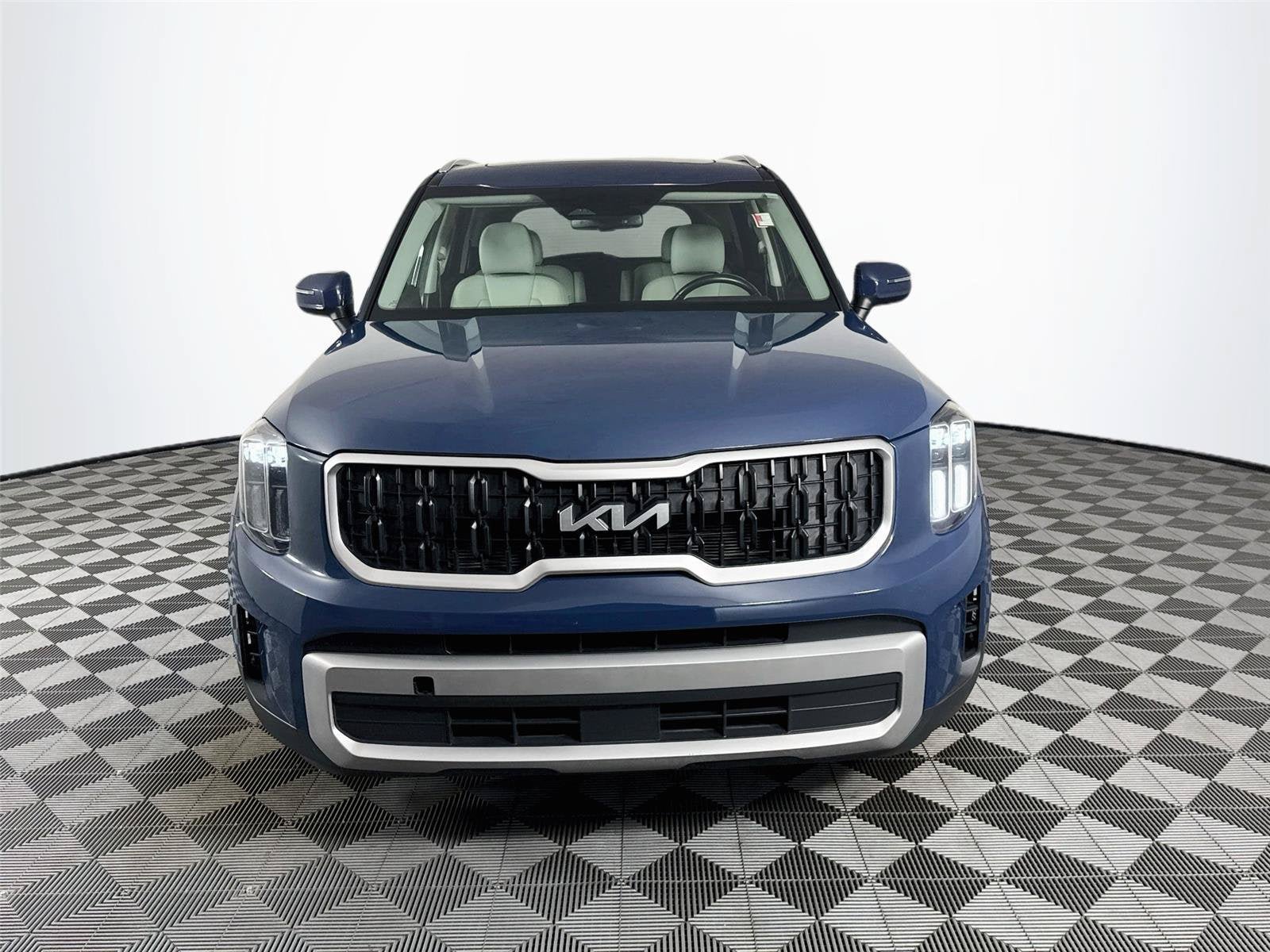Certified 2023 Kia Telluride EX w/ EX Captain's Chair Package FWD image 2