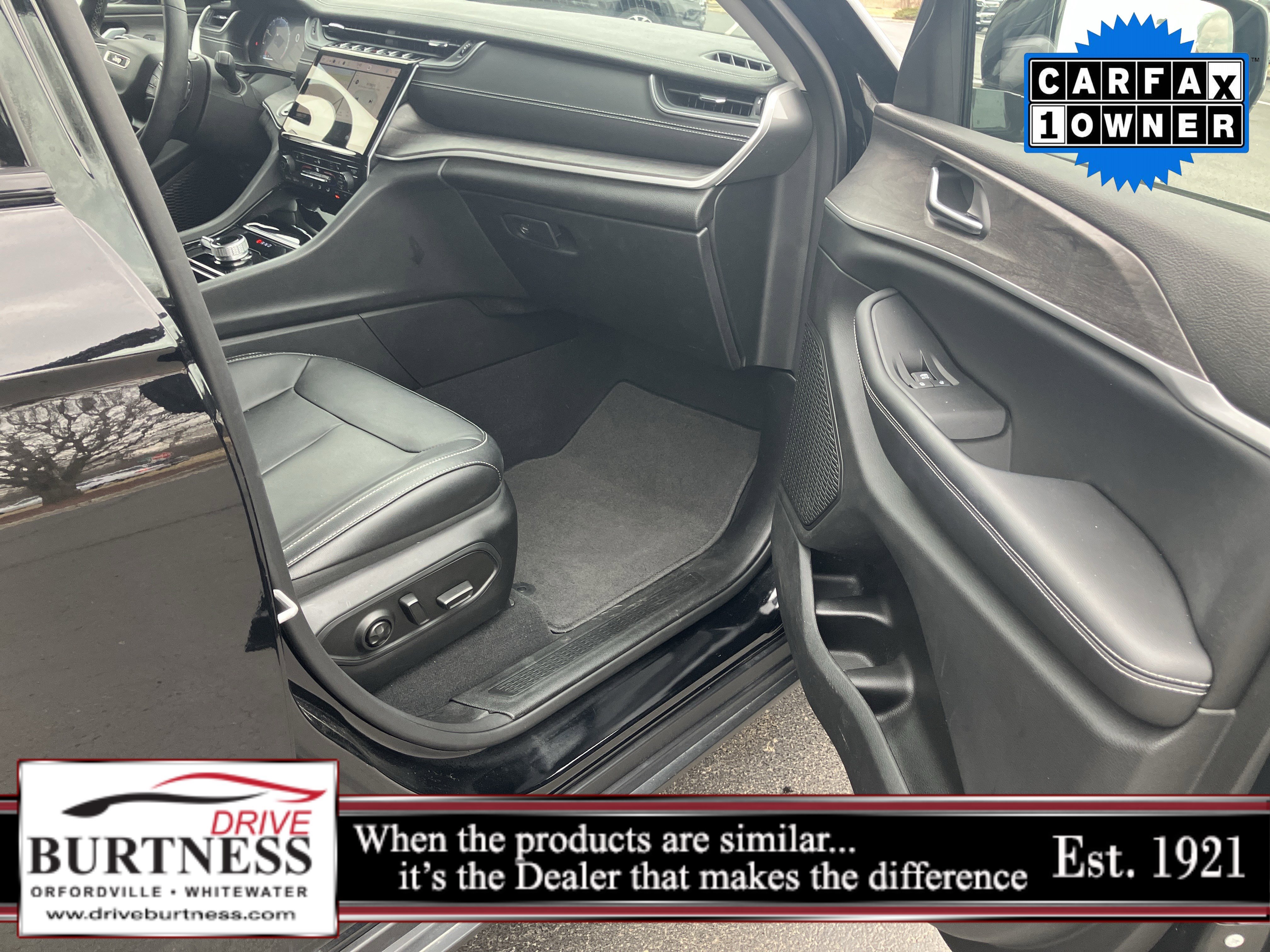 Used 2023 Jeep Grand Cherokee Limited w/ Black Appearance Package image 9