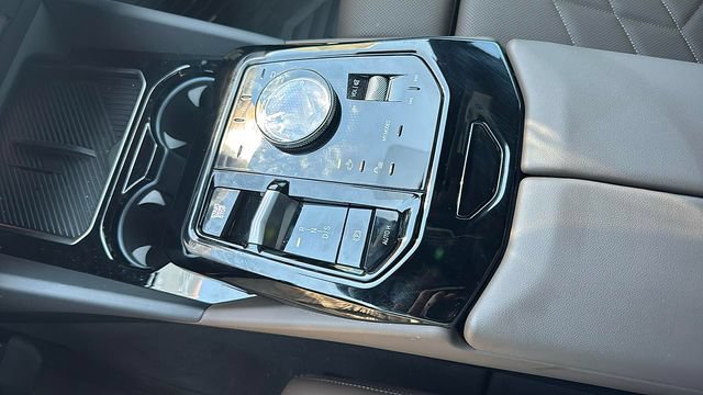 Used 2025 BMW 530i xDrive w/ Premium Package AWD/4WD image 18