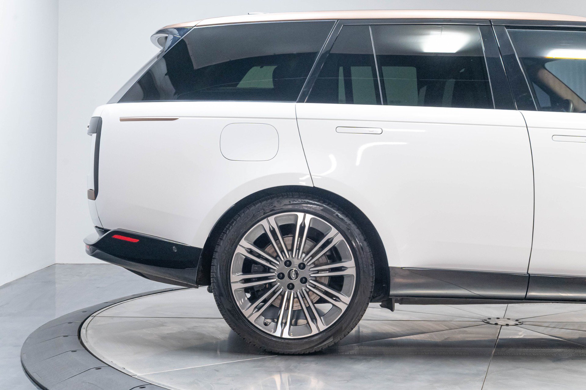 Used 2023 Land Rover Range Rover SV AWD/4WD image 30