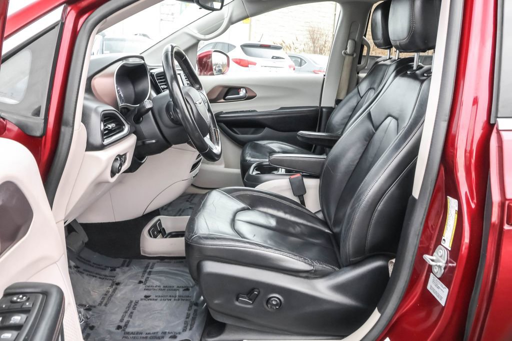 Used 2017 Chrysler Pacifica Touring-L image 6