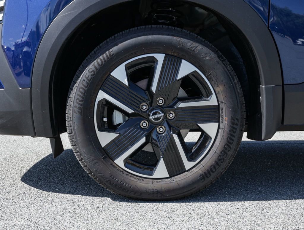 Used 2025 Nissan Kicks SR FWD image 11