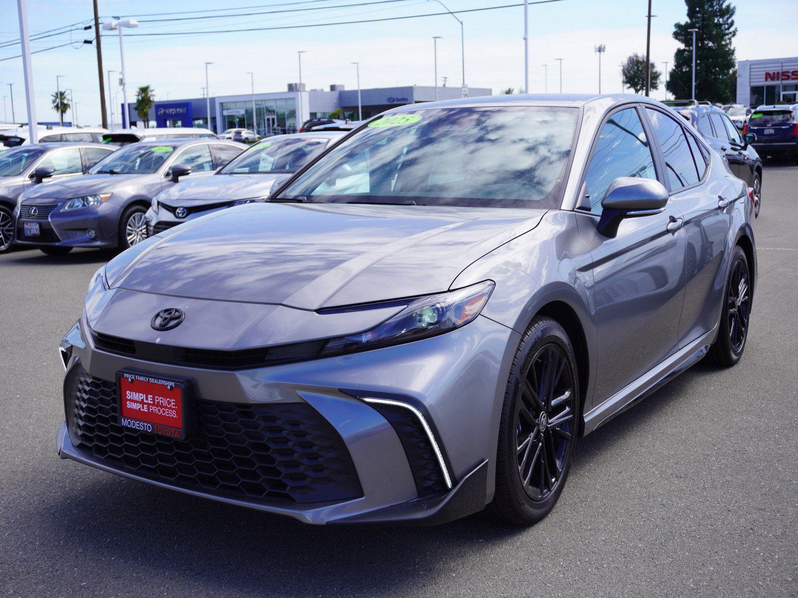 Used 2025 Toyota Camry SE w/ Convenience Package FWD image 5