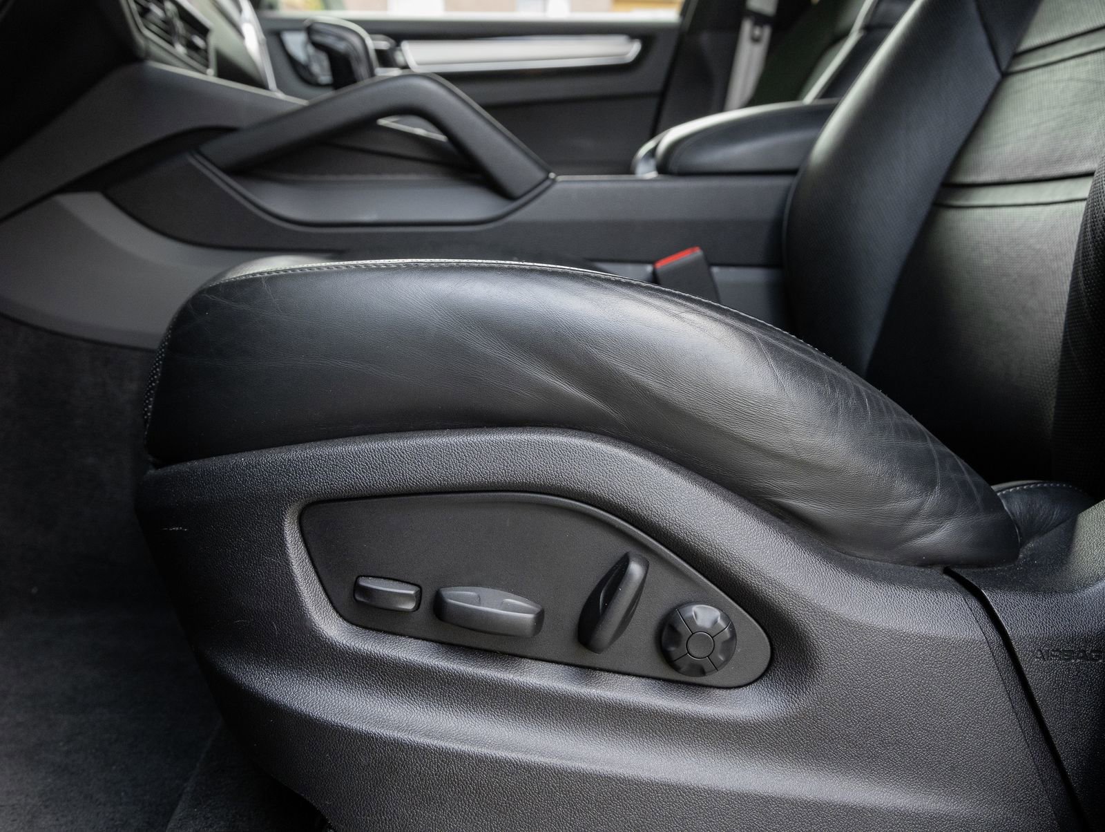 Certified 2023 Porsche Cayenne Platinum Edition image 22