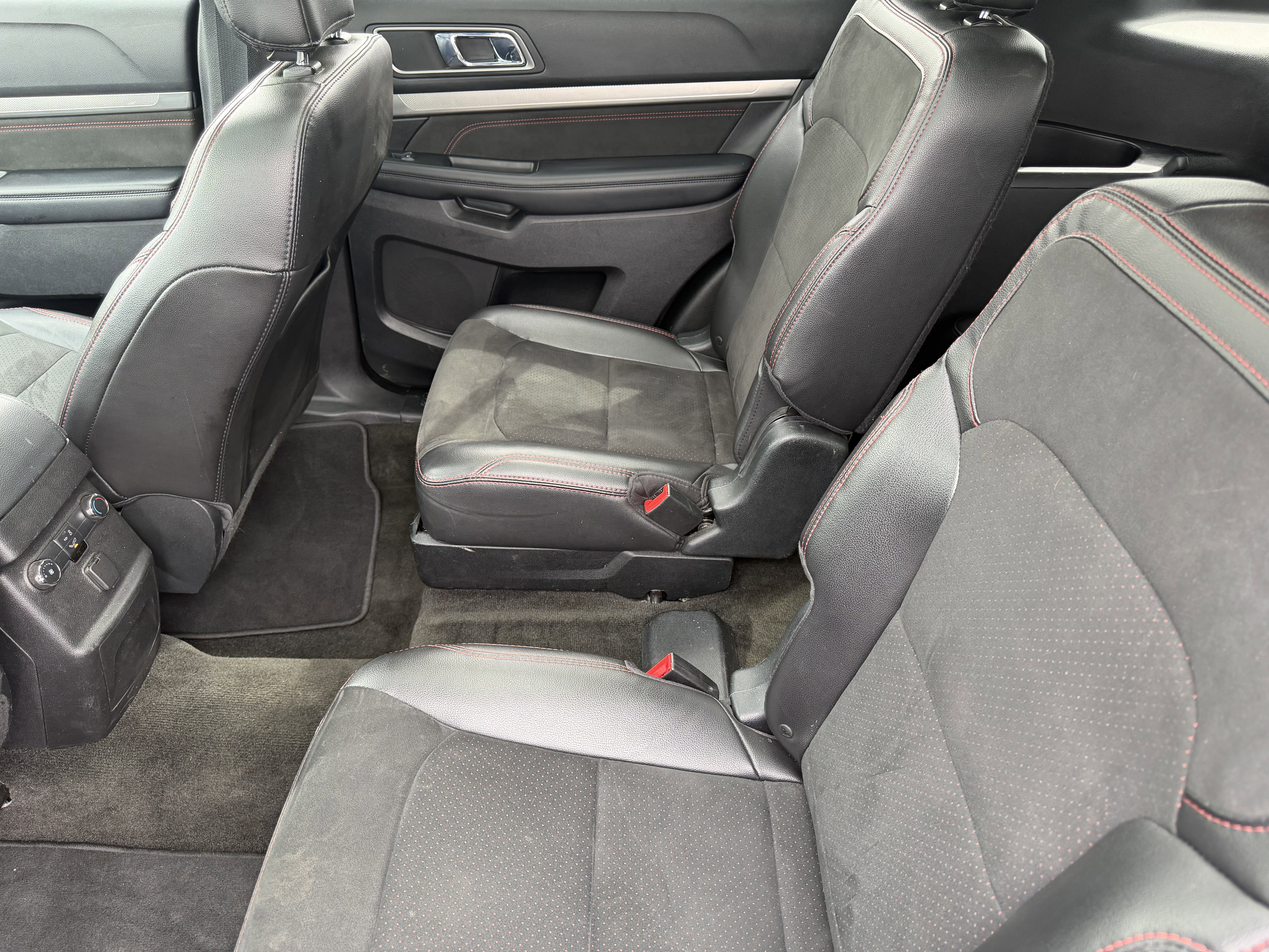 Used 2018 Ford Explorer XLT w/ Equipment Group 202A AWD/4WD image 11