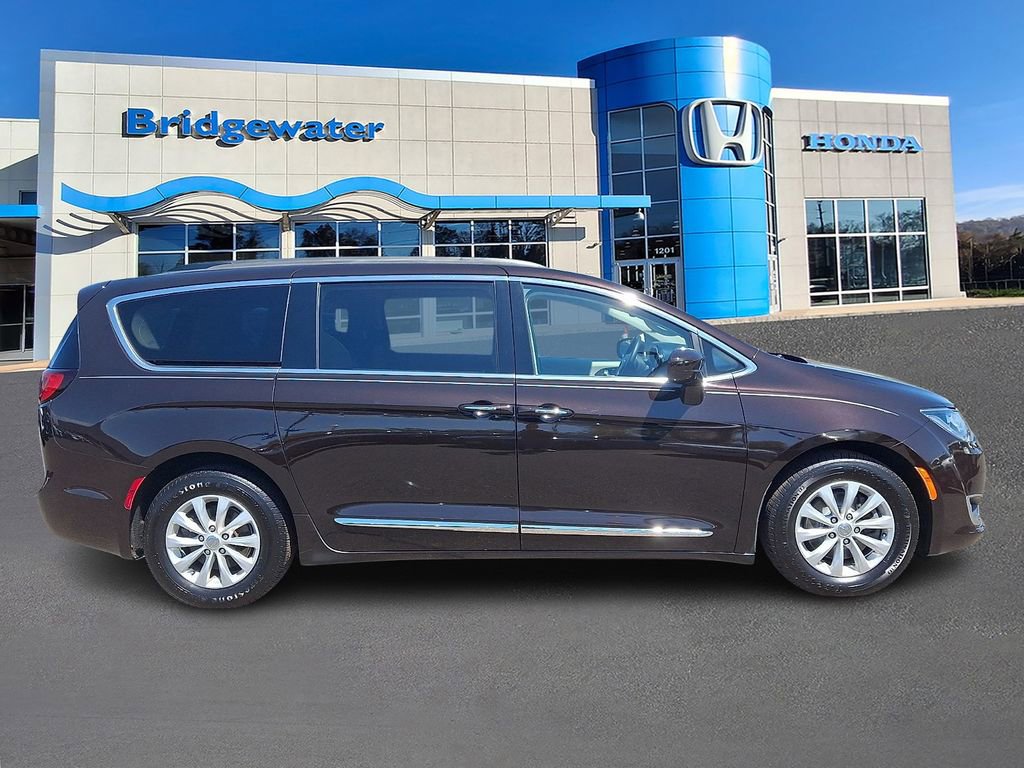 Used 2017 Chrysler Pacifica Touring-L FWD image 7