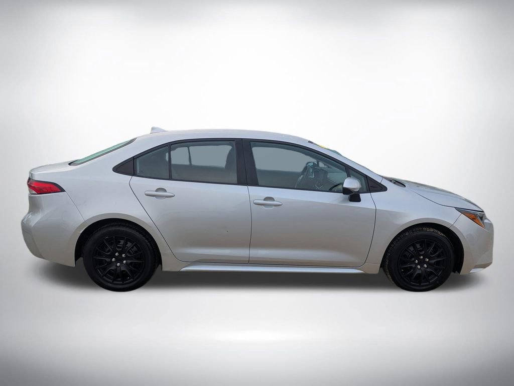 Used 2022 Toyota Corolla LE image 2
