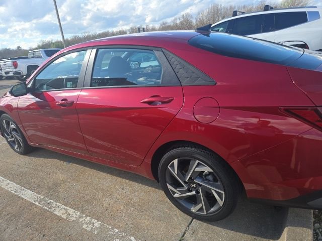 Used 2025 Hyundai Elantra Sport image 3