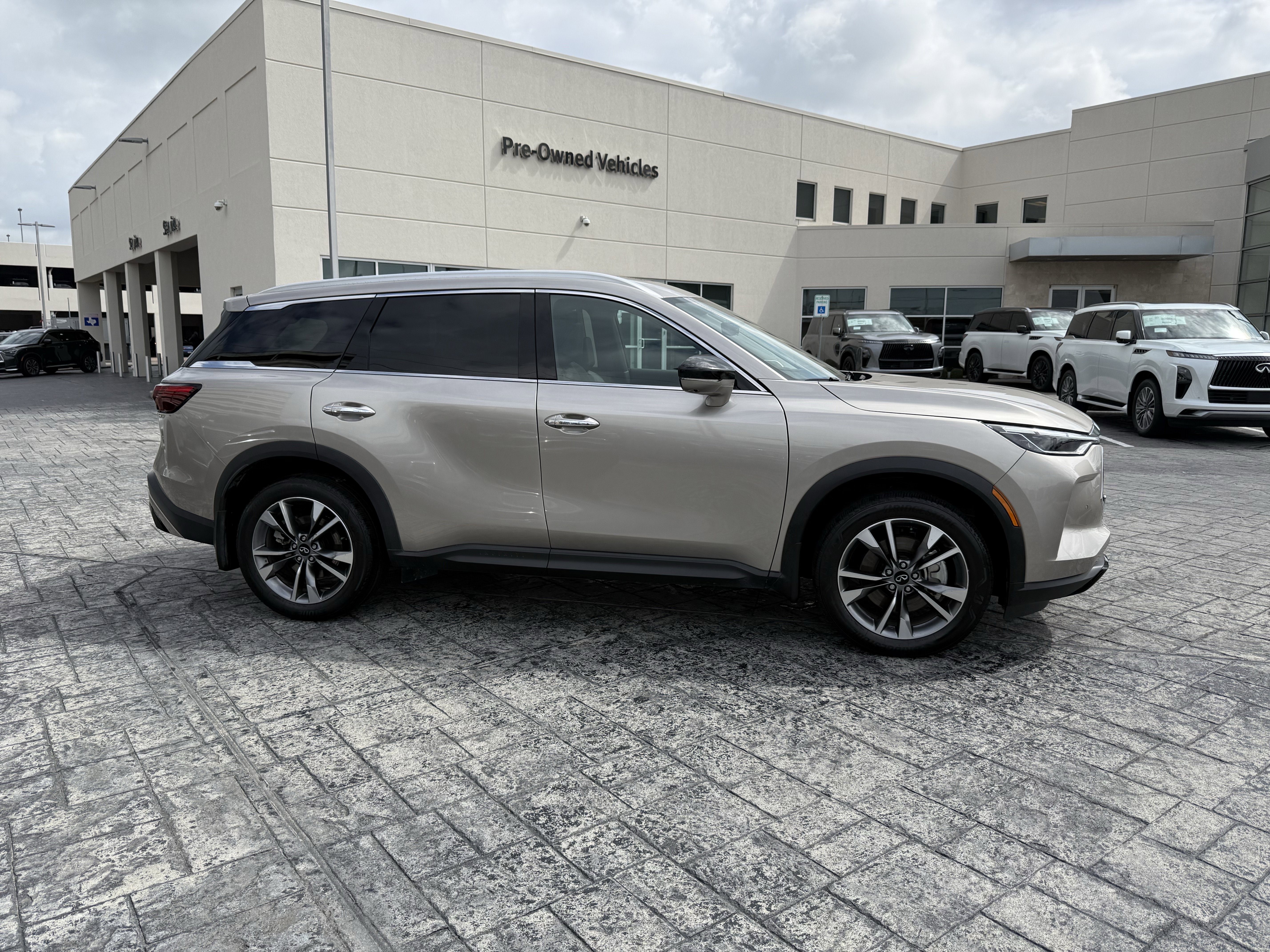 Used 2024 INFINITI QX60 Luxe w/ Vision Package FWD image 12