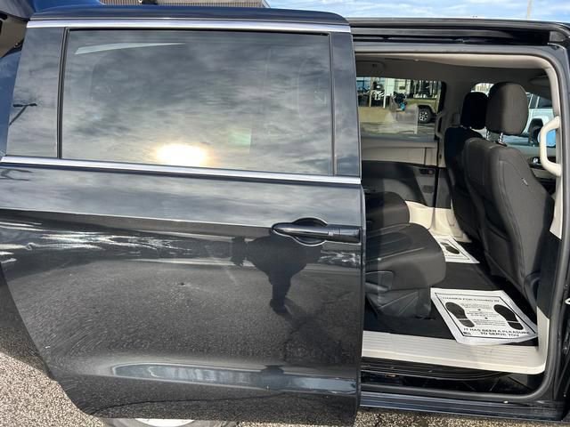 Used 2022 Chrysler Voyager LX image 27