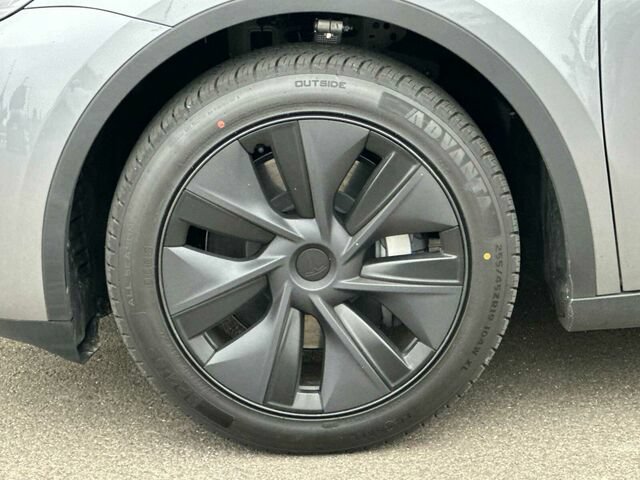 Used 2025 Tesla Model Y Long Range RWD image 34