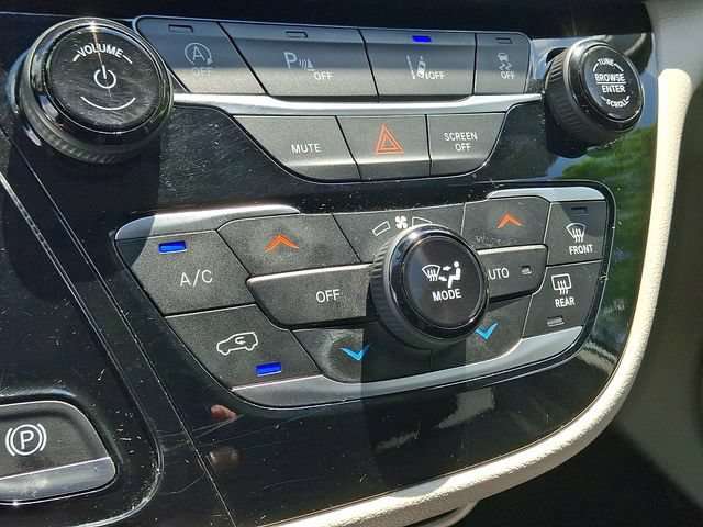 Used 2024 Chrysler Pacifica Touring-L FWD image 16