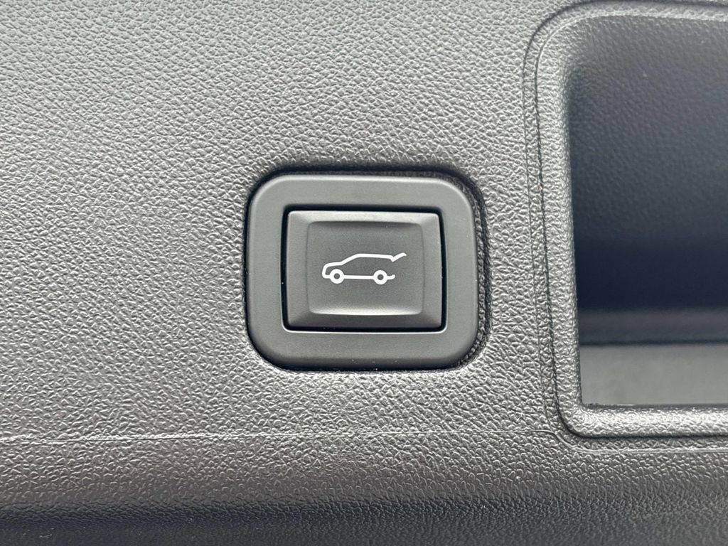 Used 2024 GMC Terrain SLT image 18