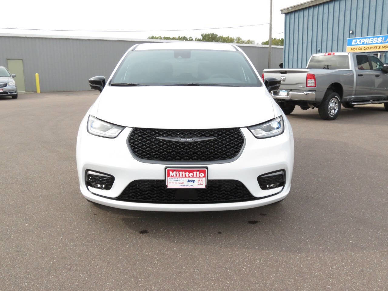 New 2026 Chrysler Pacifica Select image 3