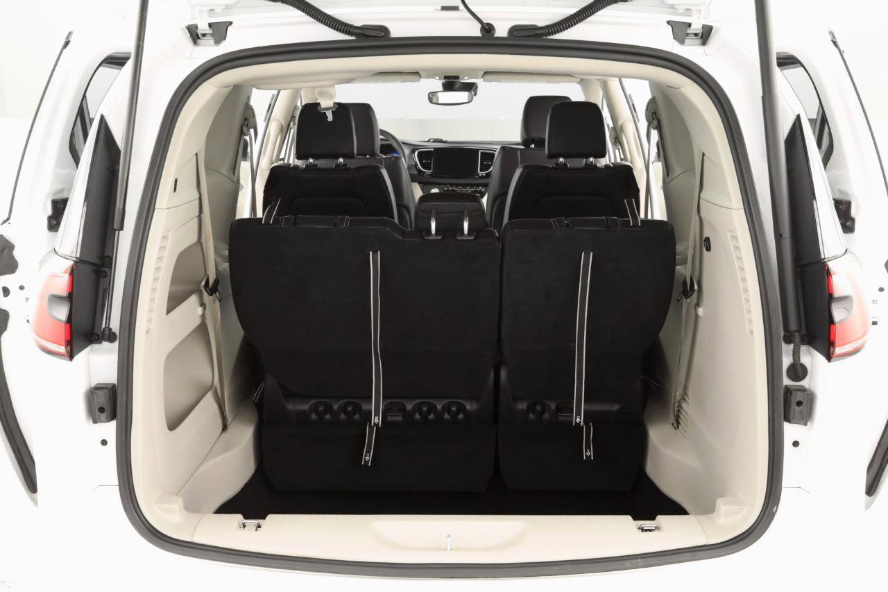 Used 2023 Chrysler Pacifica Touring-L image 31