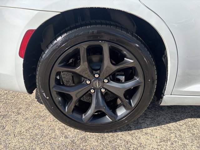 Used 2022 Chrysler 300 Touring w/ Sport Appearance Package image 28